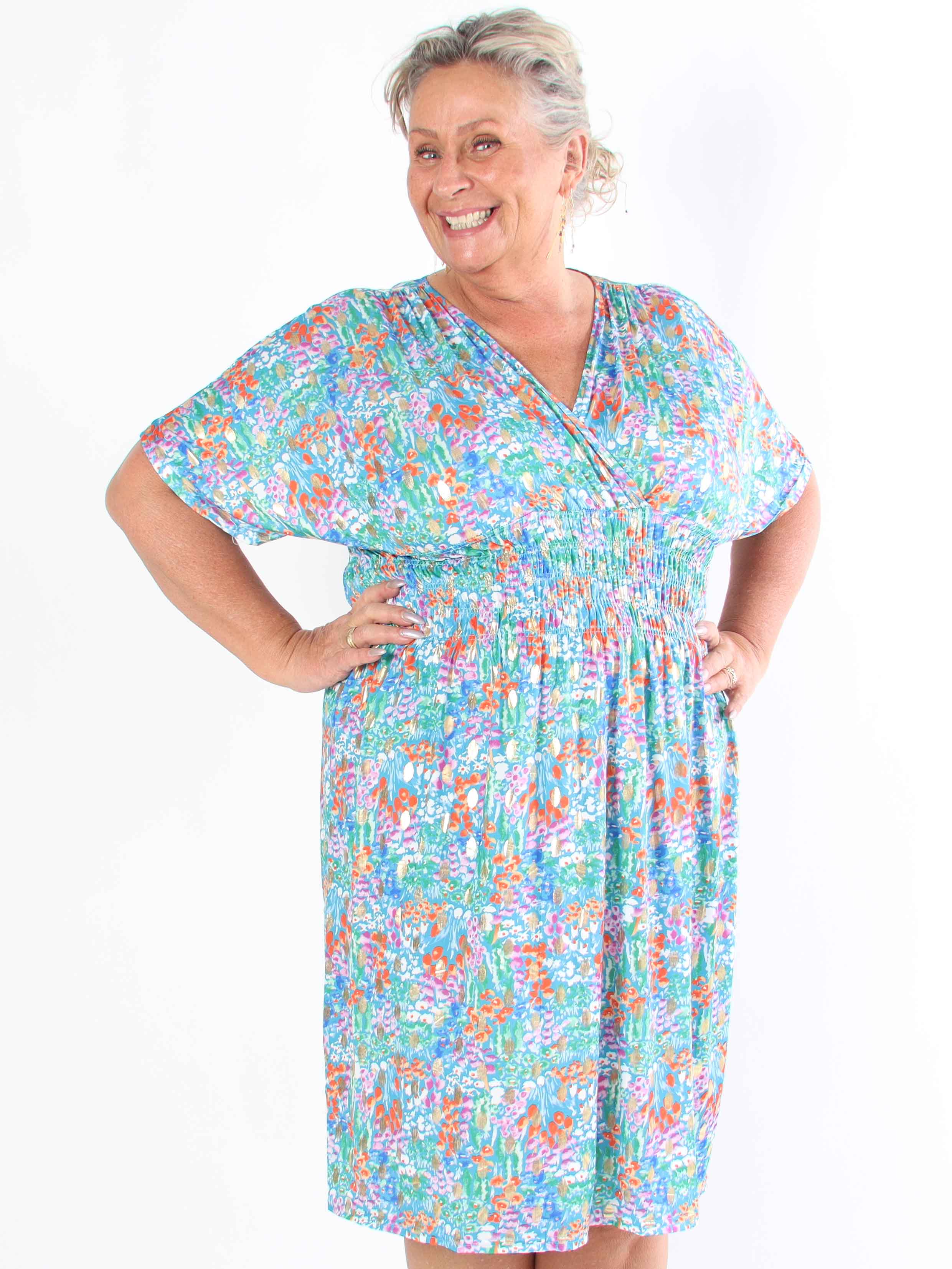 Pams Multi Flower Short - Klänning i plus size med blommönster och gulddetaljer